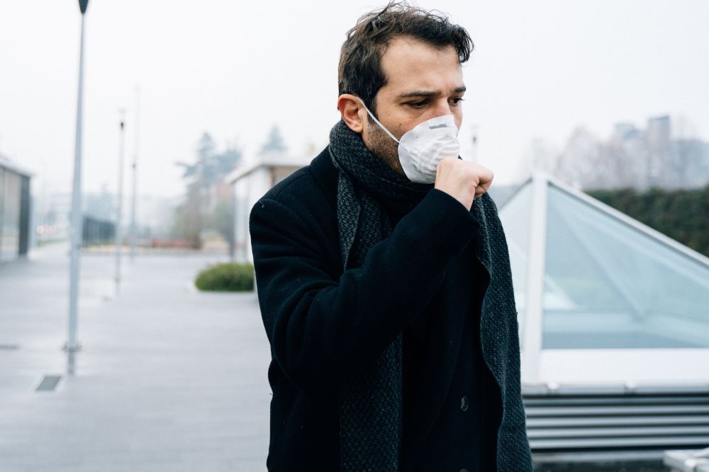 Mann mit Schutzmaske im Freien