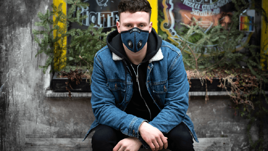 Person mit Anti-Smog-Maske