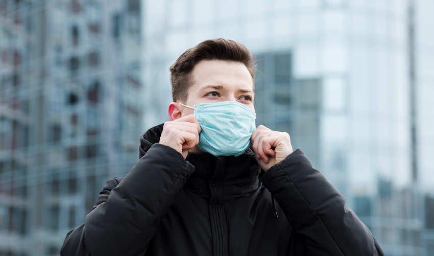 Smog-Schutzmaske in der Stadt