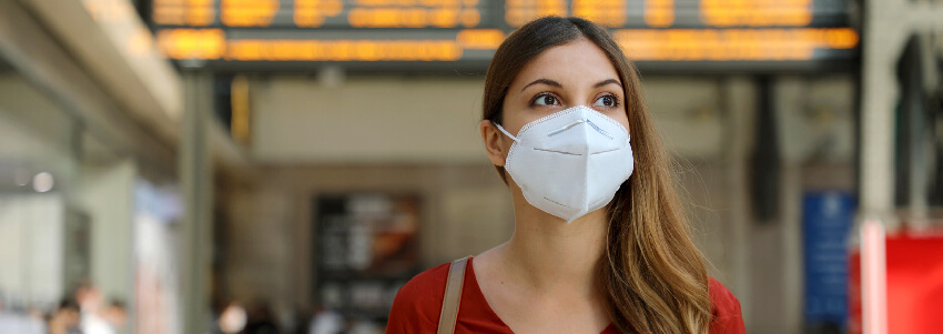 Frau mit Schutzmaske