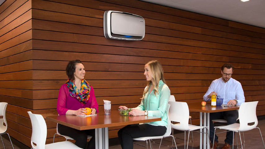 Fellowes Luftreiniger an der Wand montiert