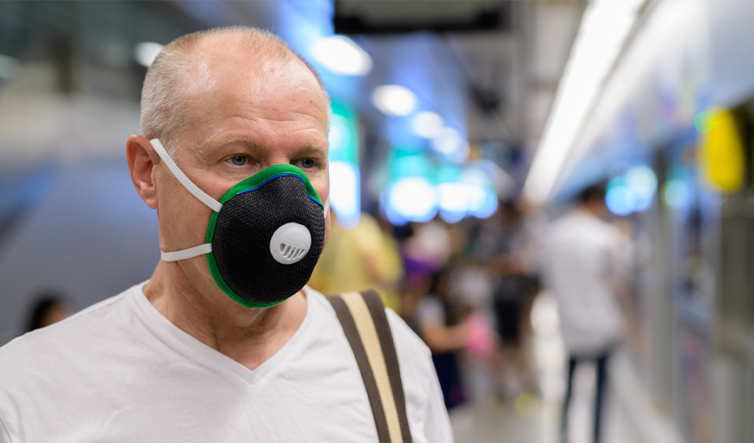 Senior mit Anti-Smog-Maske