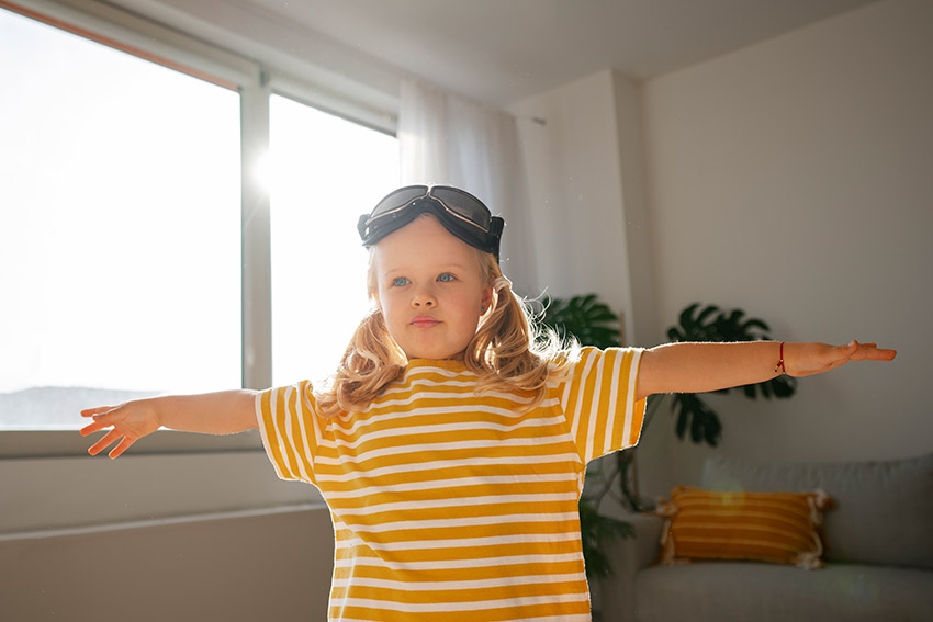 Kind spielt zu Hause