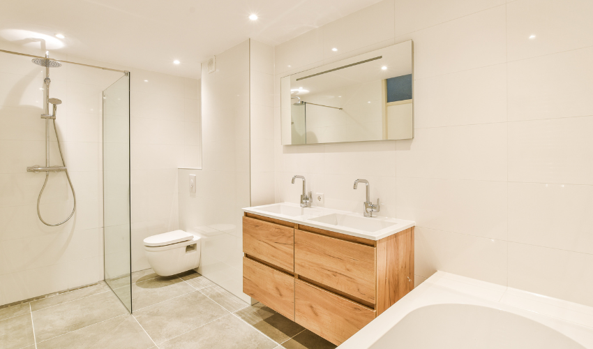 Was beeinflusst den Geruch und die Feuchtigkeit im Badezimmer?