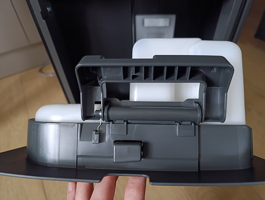 Wassertank mit Abdeckung im Sharp Luftreiniger – herausnehmbares Befeuchtungsmodul