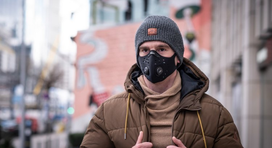 Person mit Anti-Smog-Maske