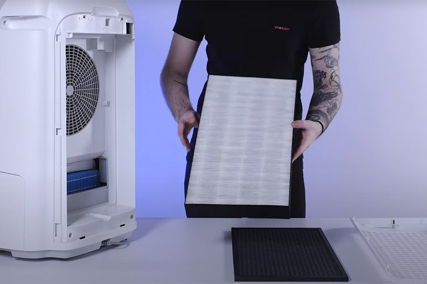 Überprüfung der Filter im Luftreiniger