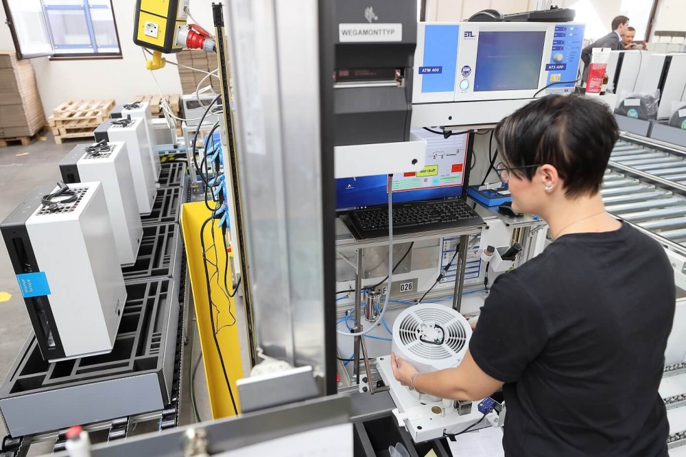 Mitarbeiterin bei der Prüfung des Ventilators