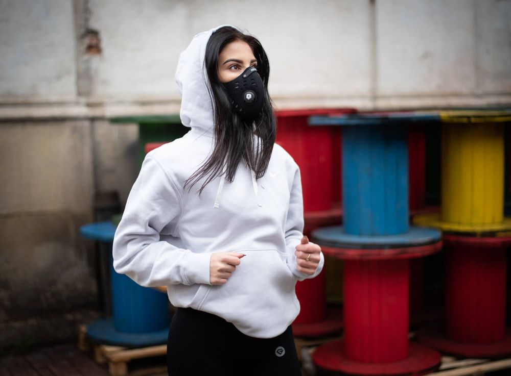 Frau mit Anti-Smog-Maske beim Sport