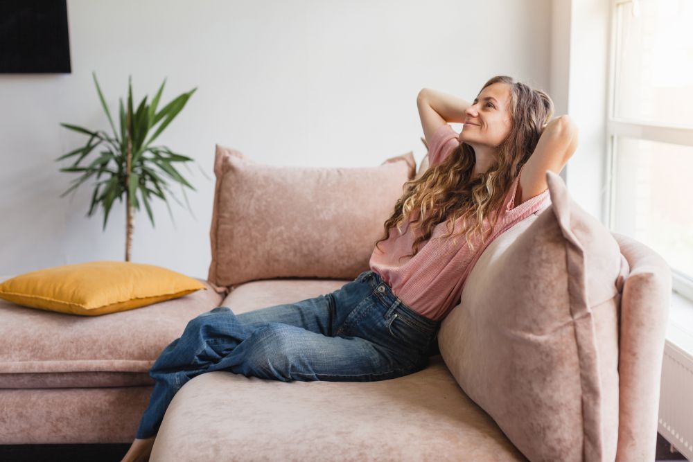 Frau entspannt sich zu Hause