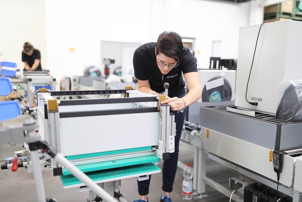 Mitarbeiterin bei der Montage eines Ideal Luftreinigers