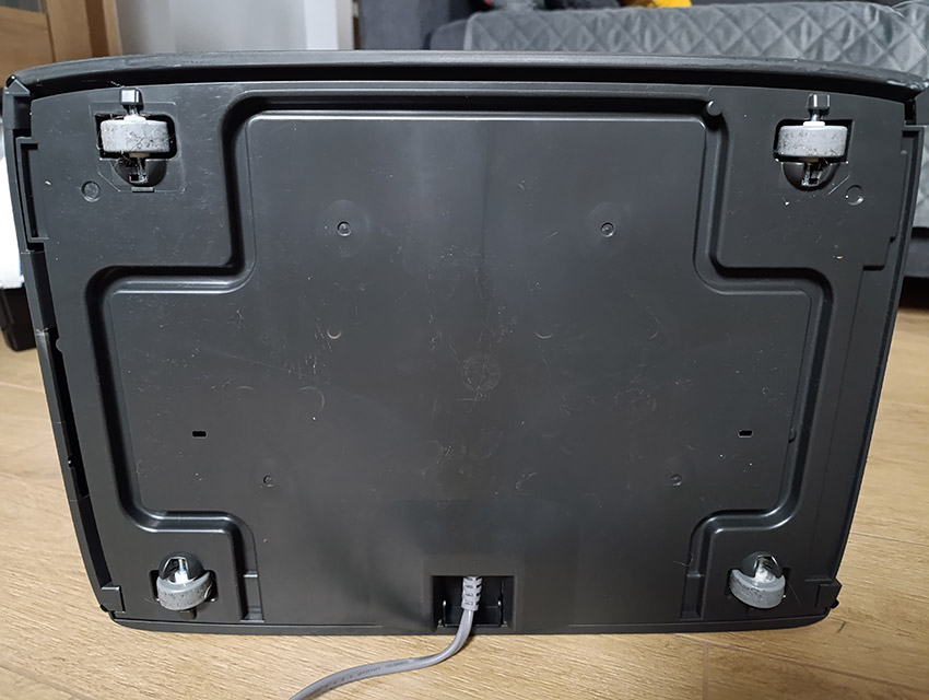 Sharp KI-TX100EU-H – Unteransicht, Laufrollen und Netzkabel