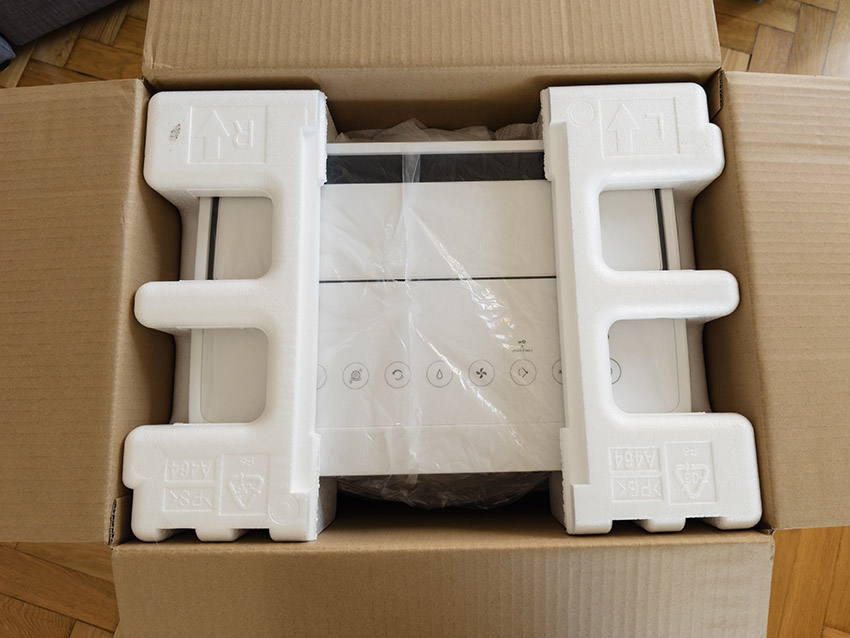 Sharp KI-TX100EU-W sicher im Transportkarton verpackt