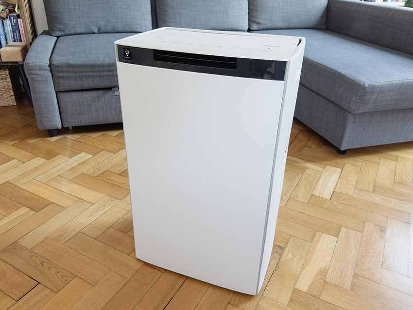 Sharp KI-TX100EU-W mit weißem Gehäuse im Wohnzimmer