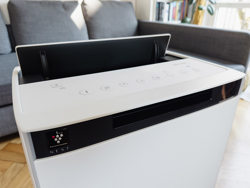 Sharp KI-TX100EU-W mit geöffneter Coanda-Airflow-Klappe