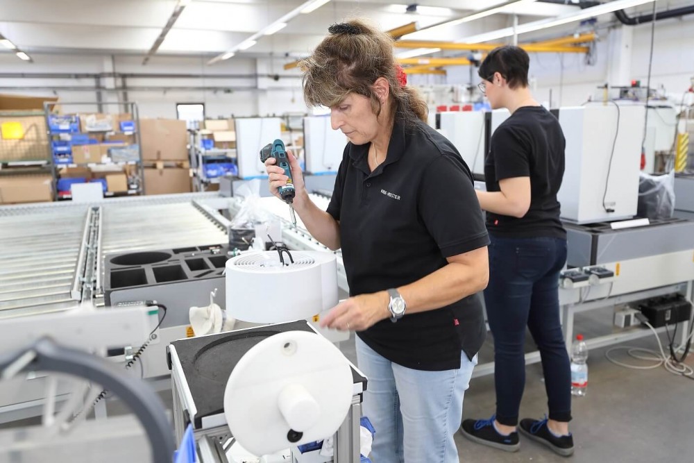 Montage der Luftreiniger in der Ideal-Fabrik