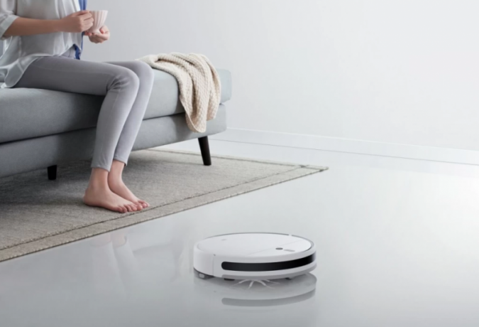 Der automatische Staubsauger Mi Robot Vacuum Mop 2 beim Reinigen des Wohnzimmers