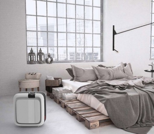Boneco H700 Luftbefeuchter mit Luftreinigungsfunktion in einer Loft-Schlafzimmerumgebung