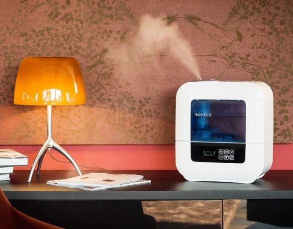 Boneco U700 Luftbefeuchter in einer Schreibtischumgebung