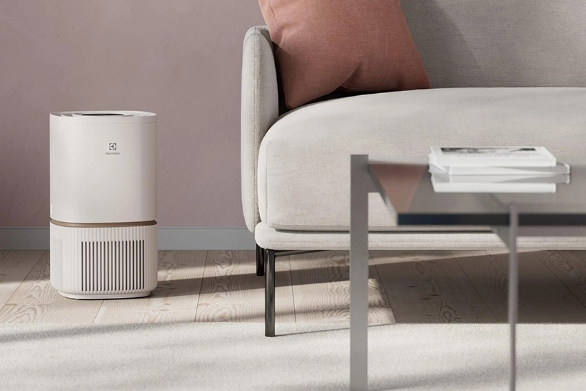 Electrolux Pure 500 – Luftreiniger im Wohnzimmer arrangiert 