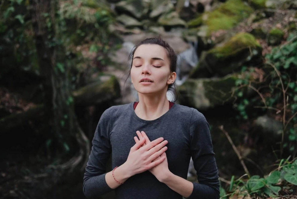 Eine Frau nimmt einen tiefen Atemzug