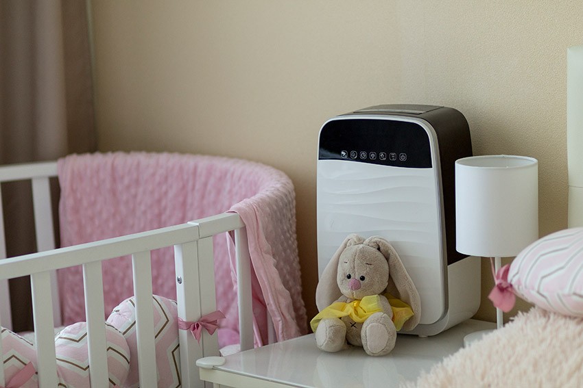 Luftbefeuchter mit Ionisator im Kinderzimmer