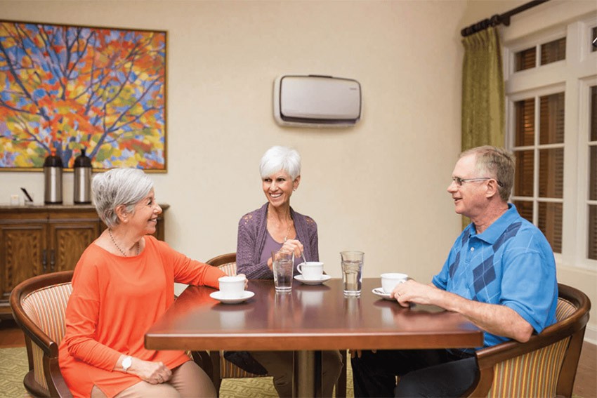 Fellowes Luftreiniger im Bewohnerzimmer einer Pflegeeinrichtung montiert