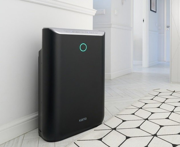 Luftreiniger Klarta Stor 2 arrangiert im Flur eines Hauses