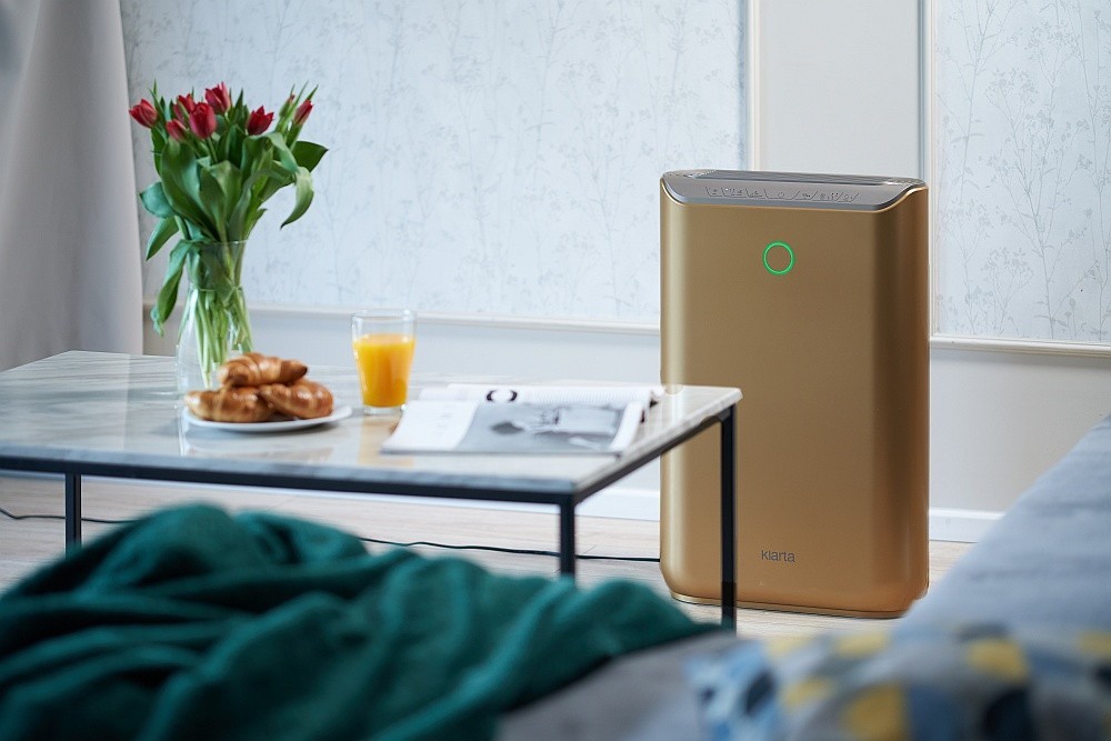 Luftreiniger mit ION Plasma Air-Ionisator – Klarta Stor 2 neben einem Tisch – Raumgestaltung