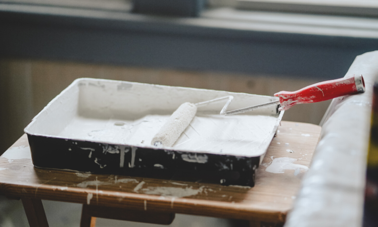 Luftentfeuchter beim Streichen