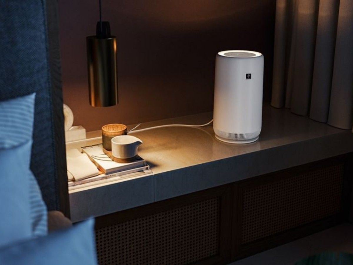 Kleiner Luftreiniger auf dem Nachttisch