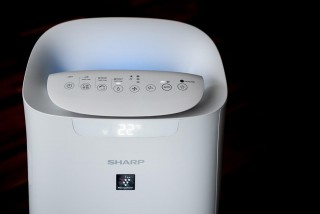 Anordnung des Luftreinigers Sharp UA-KIL60E-W