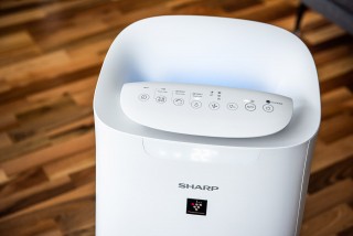 Anordnung des Luftreinigers Sharp UA-KIL60E-W