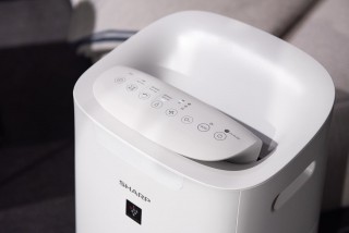 Anordnung des Luftreinigers Sharp UA-KIL60E-W