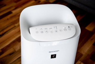 Anordnung des Luftreinigers Sharp UA-KIL80E-W