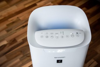 Anordnung des Luftreinigers Sharp UA-KIL80E-W