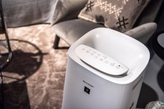 Anordnung des Luftreinigers Sharp UA-KIL80E-W