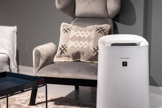 Anordnung des Luftreinigers Sharp UA-KIL80E-W