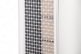 Sharp KC-G60EUW Vorfilter, darunter Kohlefilter