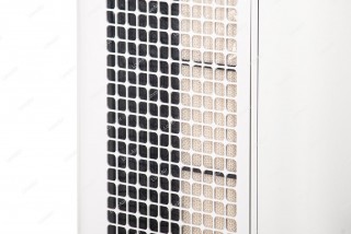 Sharp KC-G40EUW Vorfilter aus der Nähe, darunter Aktivkohlefilter