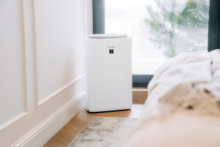 Sharp UA-KIN42E-W - Luftreiniger-Arrangement im Schlafzimmer
